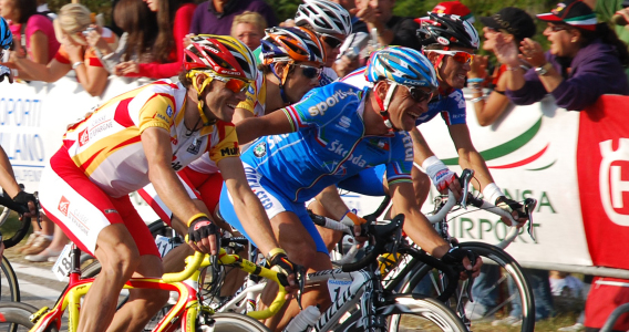 l'immagine di Bettini è simbolica e bellissima, chissà se nel ciclismo è sempre così . . .